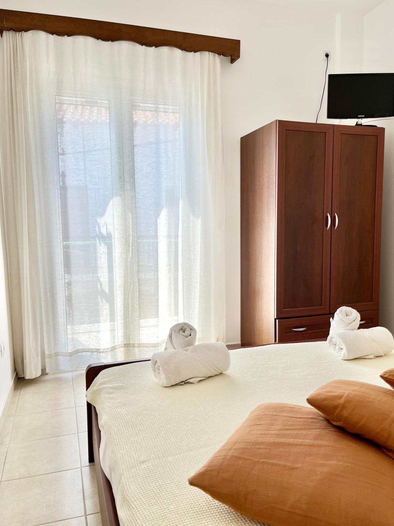 Koutrakis Rooms Finikounta Exterior photo